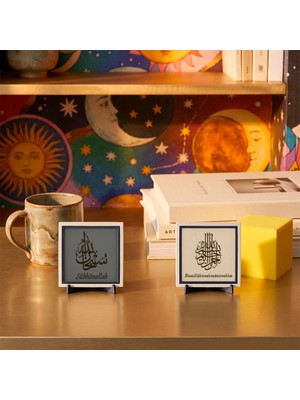 Miaju 10x10 cm İkili Stantlı Tesbih Zikri ve Orijinal Metinli Bismillâhirrahmânirrahîm Ofis Masaları İçin Değerli Bir Hatıra Seçeneği 10x10 cm, Pudra - Kül Gri