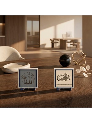 Miaju 10x10 cm İkili Stantlı Mukaddes İsim Ayeti ve Orijinal Metinli Bismillâhirrahmânirrahîm Ofis Masaları İçin Değerli Bir Hatıra Seçeneği 10x10 cm, Pudra - Kül Gri