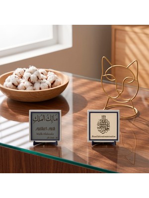 Miaju 10x10 cm İkili Stantlı Egemenlik Ayeti ve Orijinal Metinli Bismillâhirrahmânirrahîm Ofis Masaları İçin Değerli Bir Hatıra Seçeneği 10x10 cm, Pudra - Kül Gri