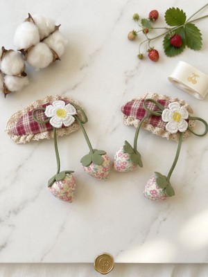 Happy Aksesuar Ekose Kumaş Detaylı Pofuduk Çilek ve Örgü Papatya Figürlü Çıt Çıt Toka (8cm)