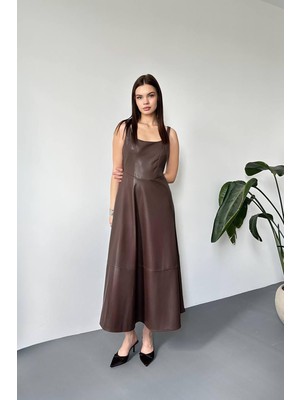 Moda Days Kadın Kahverengi Askılı Suni Deri Görünümlü Kare Yaka Bel Vurgulu Midi Elbise