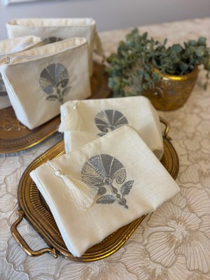 Elora Maison Karanfil Nakışlı Keten Makyaj Çantası, Aksesuar Çantası, Nakışlı Clutch