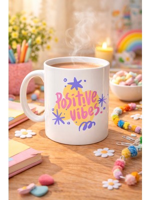 HemenGo BZS7896 Positive Vibes Porselen Kupa Model 138 – Renkli Tasarım Motivasyon Kupası – Pozitif En