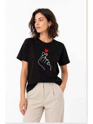 Modi Kore Parmak Kalp Aşk Temalı Minimal Baskılı Tişört Yazlık Kısa Kol T-Shirt Siyah