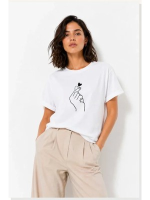 Modi Kore Parmak Kalp Aşk Temalı Minimal Baskılı Tişört Yazlık Kısa Kol T-Shirt Beyaz