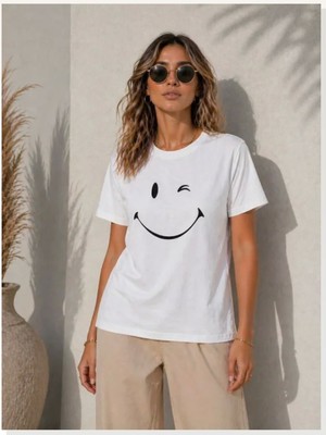 Modi Minimal Gülümseyen Yüz Baskılı Tişört Kısa Kol Yazlık T-Shirt Beyaz
