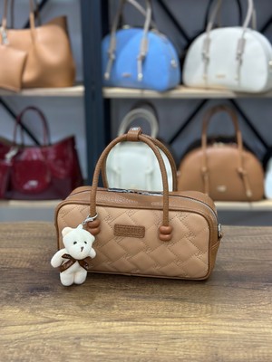 V'SHINE Model 3111 - Kapitone Detaylı ve Charmlı El ve Omuz Çantası - (Camel Taba)