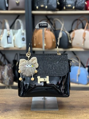V'SHINE Model 3112 – H Kilit Detaylı ve Charmlı El ve Omuz Çantası - (Siyah Rugan Leopar)