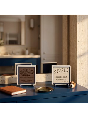 Miawiki Özel Deri Üzerine Işlenmiş Türkçe Çevirili Bismillah ve Ilahi Egemenlik Formlu Ikili Masaüstü Objesi 10X10 Cm, Açık Kahve - Pudra