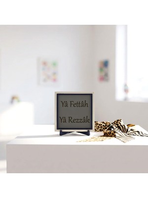 Miawiki Manevi Anlam Taşıyan “yâ Fettâh Yâ Rezzâk” Yazılı Dekoratif Masa Süsü, Standlı Özel Tasarım Obje 10X10 cm