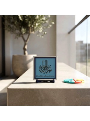 Miawiki Dikey Besmele Kompozisyonlu Hat Objesi, Geleneksel Yazı Sanatını Modern Dekorasyonla Buluşturan Masaüstü Aksesuarı 10X10 cm