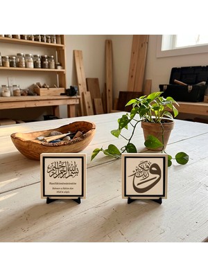 Miawiki Kütüphane ve Okuma Köşeleri Için Manevi Değeri Yüksek ve Rabbeke Fe Kebbir Metinli Deri Fonlu Eser ile Meâlli Bismillah Ikili Masaüstü Takımı 10X10 Cm, Pudra - Pudra