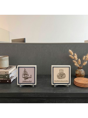 Miawiki Kelimelerin Manevi Gücünü Masanıza Taşıyan Standlı Ikili Sübhânallah Zikri ve Orijinal Metinli Bismillâhirrahmânirrahîm 10X10 Cm, Pudra - Yavru Ağzı