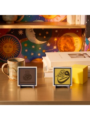Miawiki Orijinal Metinli Bismillâhirrahmânirrahîm ve ve Rabbeke Fekebbir Işlemeli Şık Sehpalar Için Deri Detaylı Dekoratif Ikili Obje 10X10 Cm, Açık Kahve - Sarı