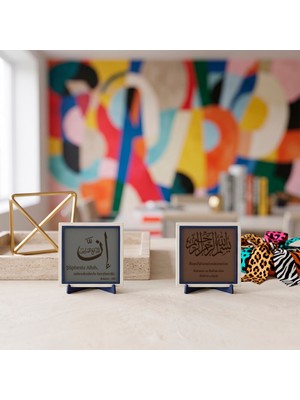 Miawiki Ofis Tezgahı ve Minimalist Kitaplık Kenarları Için Özel Olarak Tasarlanmış Deri Zeminli Sabır Hat Yazısı ve Bismillah Işlemeli Ikili Dekoratif Obje Takımı 10X10 Cm, Açık Kahve - Kül Gri