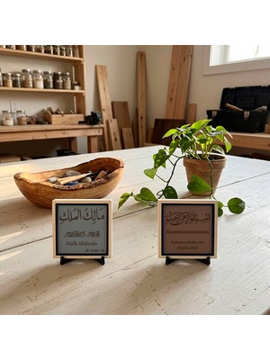 Miawiki Komodin ve Kitaplık Için “mâlikül-Mülk” Stantlı Tasarım ve Çevirili Besmele Ikili Takım 10X10 Cm, Açık Kahve - Kül Gri