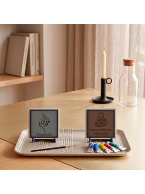 Miawiki Yönetici Masalarına Manevi Değer Katacak Deri Zeminli Elhamdülillah Hitabeti ve Türkçe Besmele Ikili Seti 10X10 Cm, Açık Kahve - Kül Gri