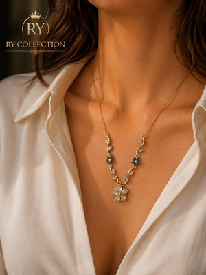 Ry Collections Zarif Gold Renkli Kolye Üzerindeki Mavi ve Beyaz Taşlı Çiçek Motifli Çelik Kolye
