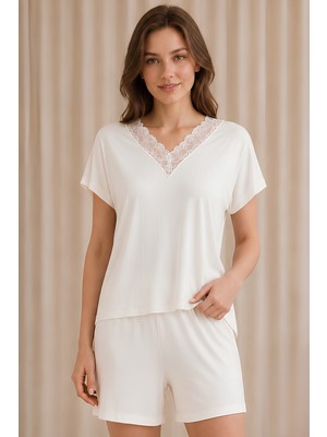 Jusmart Kadın Ekru Kısa Kollu V Yakalı Lez Dantelli Viskon Şort Takımı Cepli 2'li Alt Üst Pijama Takımı %94 Viskon %6 Elastan Örme Kumaş Ring Kalite Rahat Şık Konforlu Ev Giyim Homewear