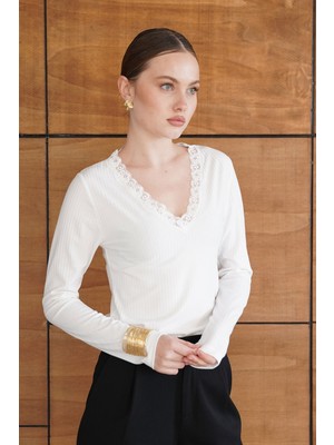 Yakası Dantel Detaylı Bluz | F2088