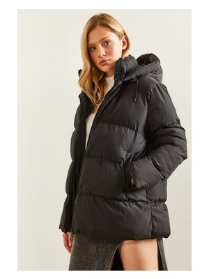 Sungur's Store Kadın Kapüşonlu Uzun Şişme Mont, Sıcak ve Rahat Kullanım