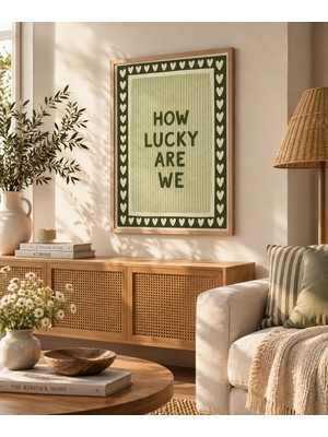 Pegziz Yeşil Kalp Desenli Modern Çerçeveli Tablo – How Lucky Are We Yazılı Dekoratif Salon Duvardekoru