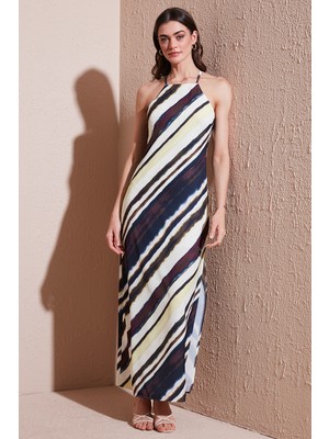 Lela Batik Desenli Relaxed Fit Halter Yaka Yırtmaçlı Uzun Elbise Bayan Elbise 67810556