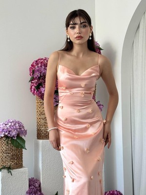 Moda Days Kadın Pembe Midi Elbise Askılı Degaje Yaka Çiçek Aplikeli Saten