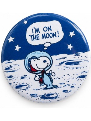 Fynbos Snoopy Ayda Rozeti | 44 mm Metal Çanta Rozeti | Snoopy Fan Aksesuarı | Astronot Snoopy Pin | Y2K Vintage Çanta ve Ceket Rozeti
