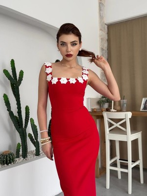Moda Days Kadın Kirmizi Çiçek Aplikeli Kare Yaka Askılı Vücuda Oturan Midi Elbise