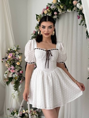 Moda Days Kadın Beyaz Mini Elbise Fisto Işlemeli Balon Kol Kurdele Detaylı Kare Yaka