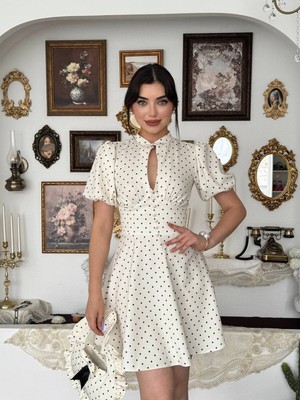 Moda Days Kadın Ekru Mini Puantiyeli Dik Yaka Dekolteli Balon Kollu Kloş Saten Elbise