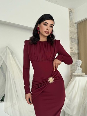 Moda Days Kadın Bordo Midi Elbise Drapeli Uzun Kollu Büzgülü Metal Aksesuar Detaylı