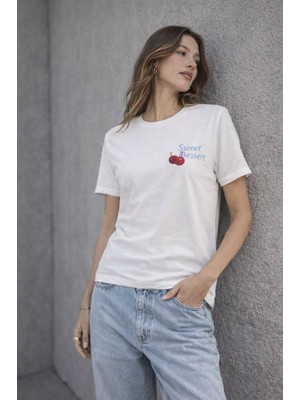 Moda Days Kadın Beyaz Kiraz Baskılı Süprem Kumaş Bisiklet Yaka Kısa Kollu Tişört