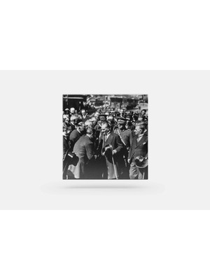 Fotolyo Atatürk Tablosu; Halkı Selamlarken 2. Siyah - Beyaz, Kare