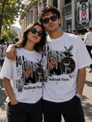Leftist Stadyumdaki Teyze ve Vlahović Tasarım Oversize Tişört Beyaz