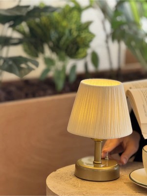 St. Morritz Krem Kadife Kablosuz Masa Lambası Eskitme Gold Ayaklı Abajur Aydınlatma