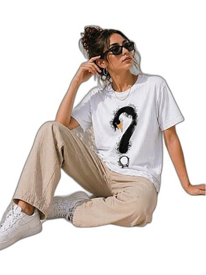 YM PAZARLAMA Kadın Kuğu Figürlü Soru Işareti Baskılı Tişört Kısa Kol T-Shirt - Beyaz
