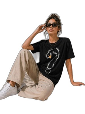 YM PAZARLAMA Kadın Kuğu Figürlü Soru Işareti Baskılı Tişört Kısa Kol T-Shirt - Siyah