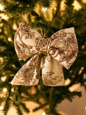 Beige & Stone Mini Boy Kahverengi Desenli Kumaş Fiyonk Yılbaşı Çam Ağacı Süsü Dekoratif Kurdele Noel ve Yeni Yıl Süsü 16 cm