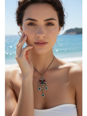 Moda Accessories Boynuz Figürlü Zirkon Taşlı Otantik Kırmızı ve Yeşil Kolye Ucu