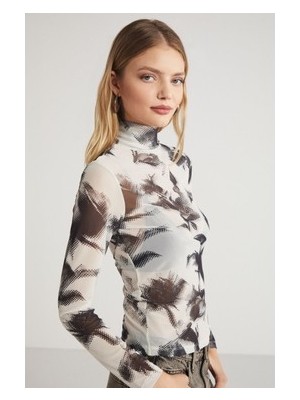 Adalı Store Beyaz Kadın Yüksek Yaka Baskılı Bluz ile Modern Tarz