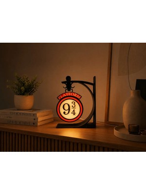 Tetra's Platform 9¾ Hary Potterr Temalı LED Gece Lambası – 3 Renk Modlu, 10 Kademe Parlaklık Ayarlı Masaüstü Dekoratif Aydınlatma