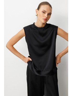 Mizalle Kolsuz Basic Saten Siyah Bluz