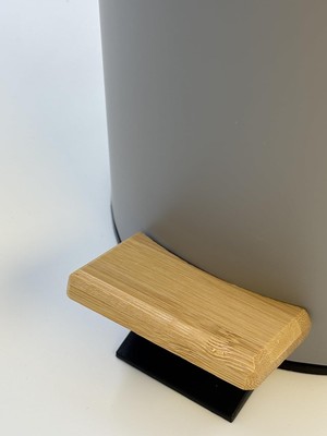 Özkaya Store Bambu Kapaklı Metal Çöp Kovası – Hidrolik Sistemli Yavaş Kapanma Özellikli, Pedallı, Banyo ve Mutfak Için Şık ve Fonksiyonel Tasarım (Gri, 5 Litre)