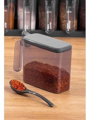 TeknoKapsül 6’lı Standlı Kaşıklı Baharatlık Seti – Duvara ve Tezgaha Uygun, 300 ml Kapasiteli, Etiketli Şeffaf Baharat Kutuları, Kaşıklı Düzenleyici Stand