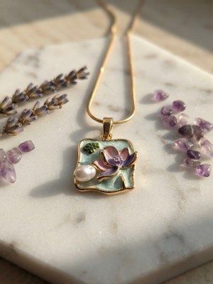 Meneva Aksesuar Vintage Tasarım Lotus Çiçeği Inci ve Böcek Detaylı Gold Çelik Kolye