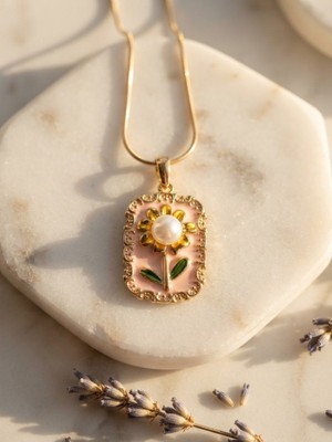 Meneva Aksesuar Vintage Tasarım Inci ve Çiçek Detaylı Gold Çelik Kolye
