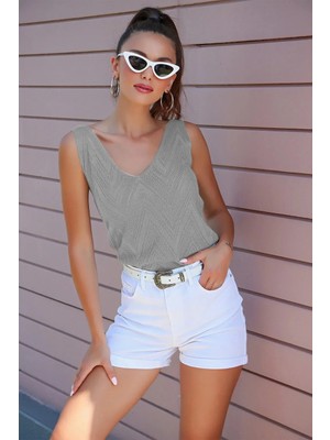 AQE FASHION Kadın Ön Arka V Yaka Kolsuz Askılı Sim Detaylı Gri Bluz