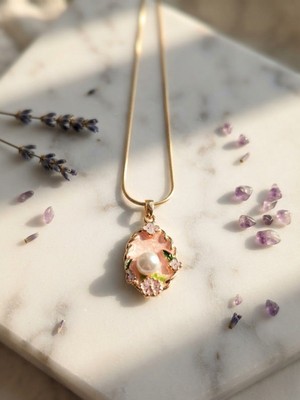 Meneva Aksesuar Vintage Tasarım Pembe Çiçek Bahçesi Inci Detaylı Gold Çelik Kolye